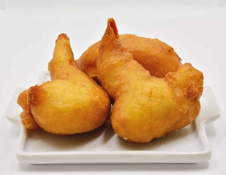 Beignets de crevettes croustillants servis chauds avec sauce aigre-douce