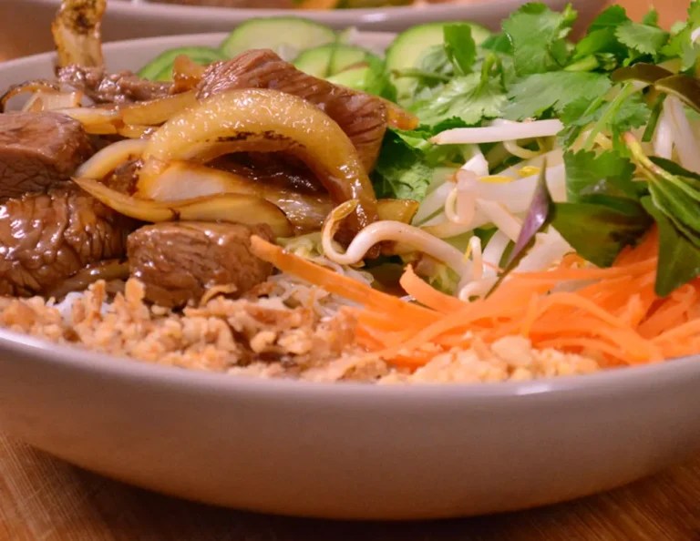 Bo Bun boeuf sauté avec vermicelles de riz, nems au poulet ou végétariens, légumes frais, restaurant asiatique
