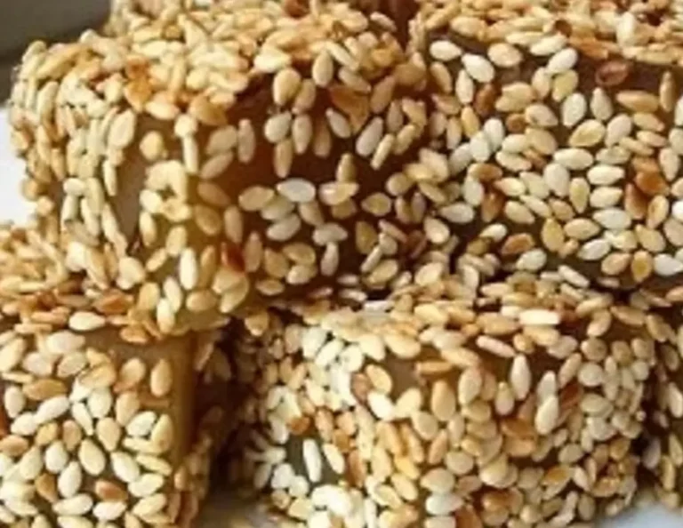 Nougat chinois traditionnel servi dans restaurant asiatique à Brest