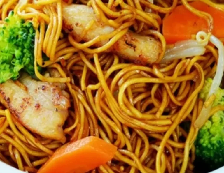 Nouilles sautées au poulet restaurant thaïlandais à Brest