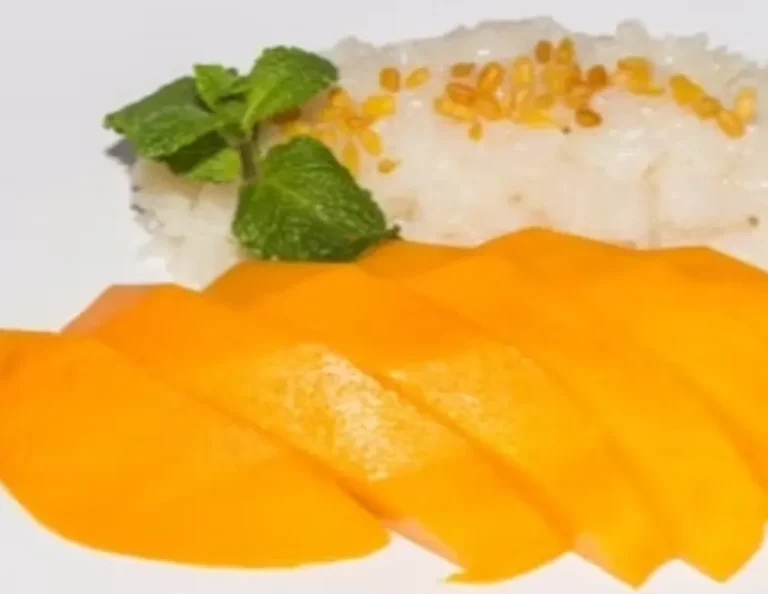 Dessert thaïlandais mangue et riz coco traditionnel.