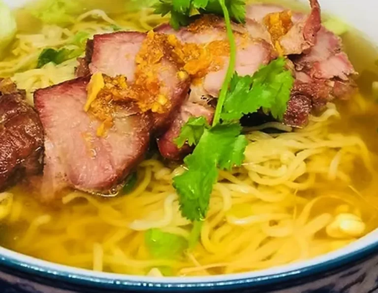 Soupe nouilles porc laqué restaurant thaïlandais cuisine asiatique