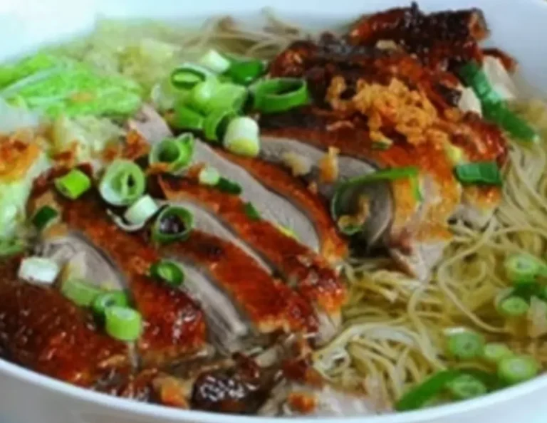 Soupe nouilles canard laqué restaurant thaïlandais France cuisine asiatique